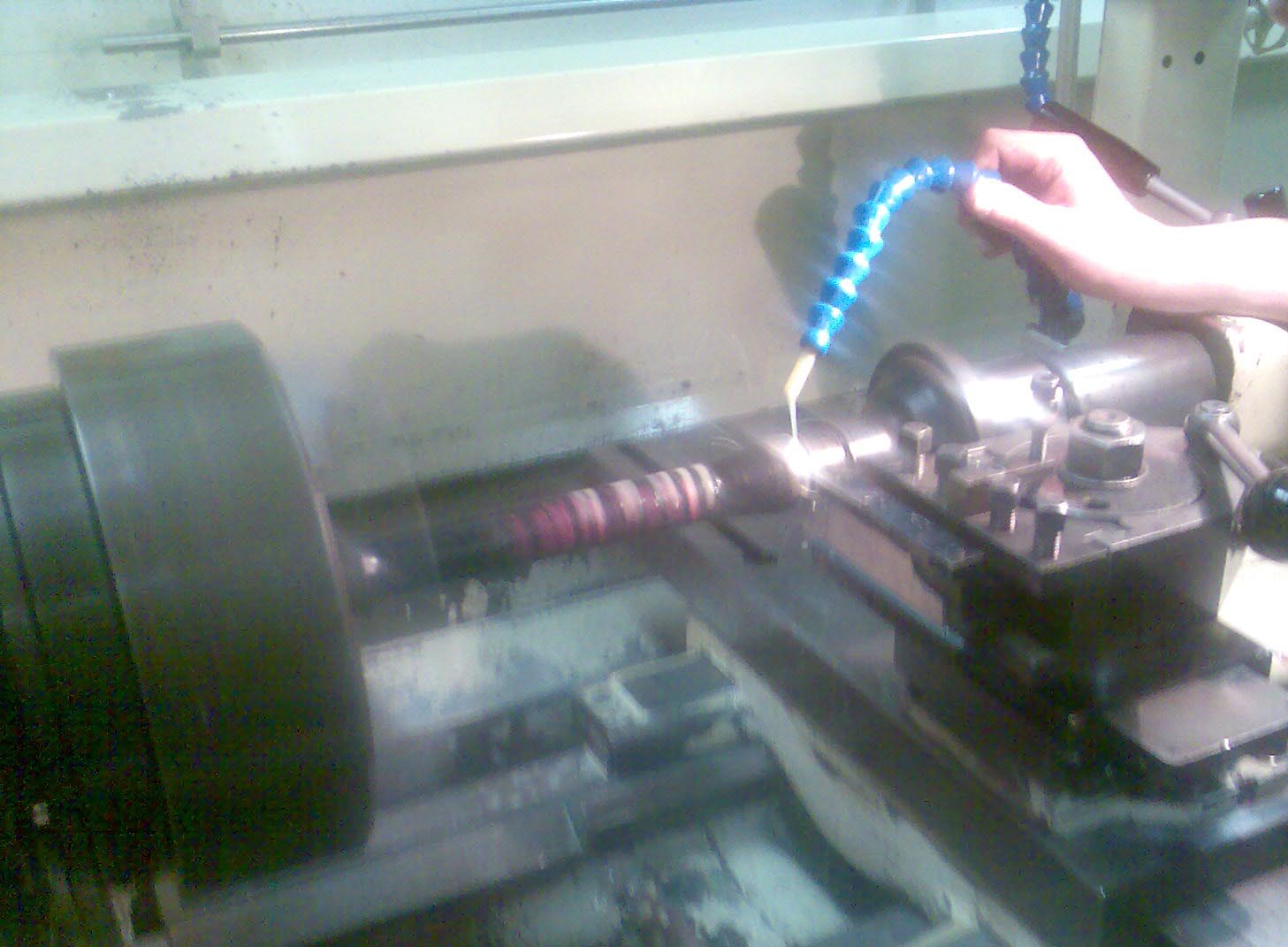 Drivaksel modifisering. Vi svidde vekk 2 dreieskjær kun på ett lite c-ring låsespor. Drivakslingene er HARDE. Hehe