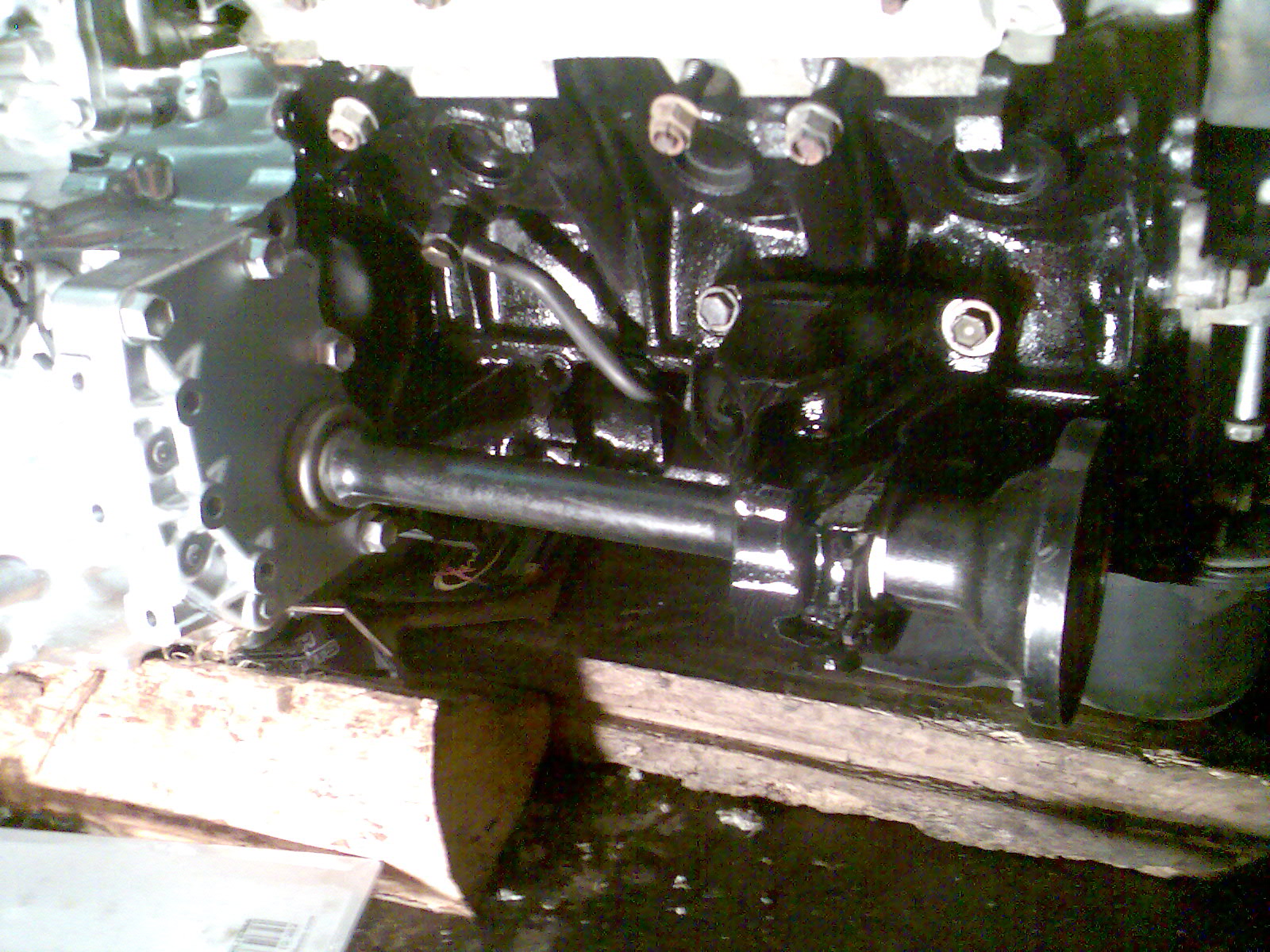 Akselstubb og lagerbrakett montert på kasse/motor