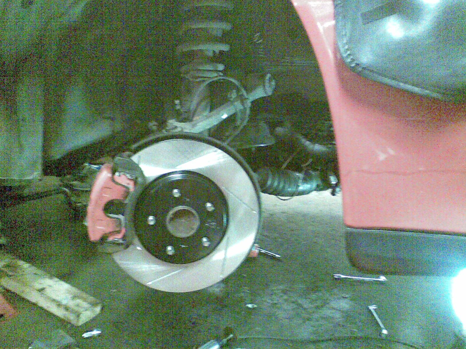 StopTech skiver og RedStuff klosser gjør underverker både for utseende og bremselengder;o)