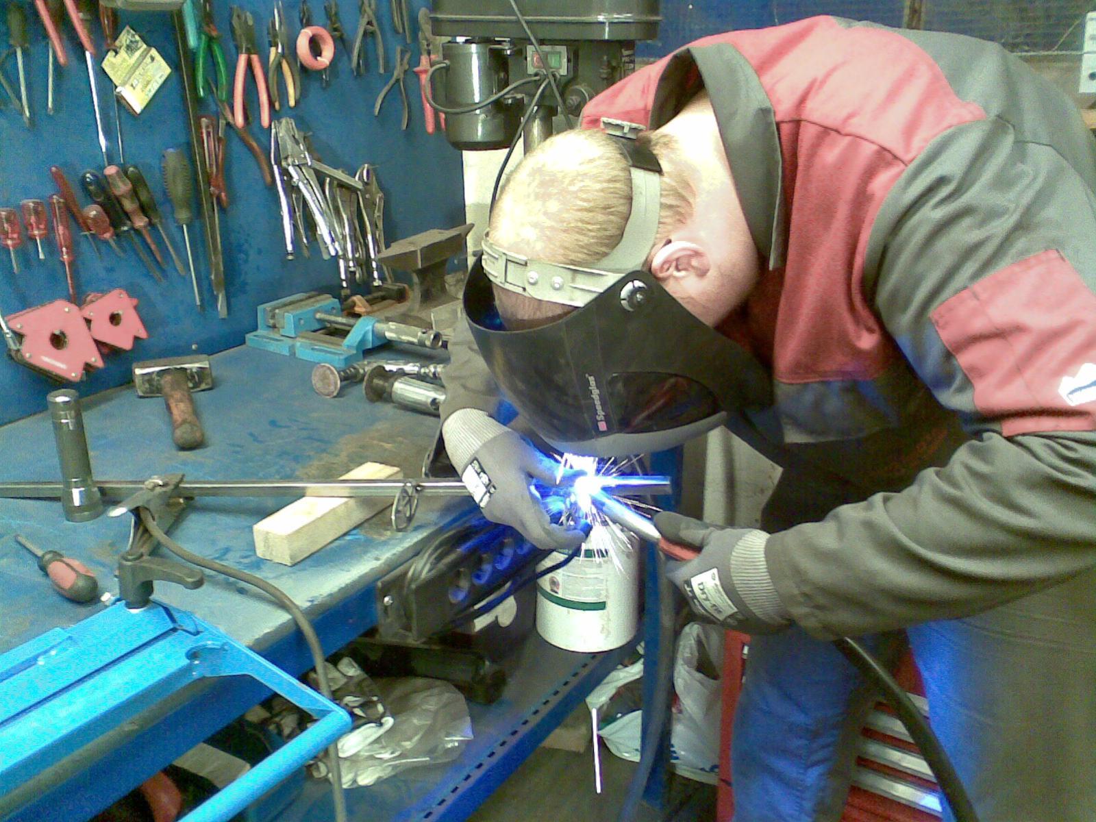 Sveiser toyota merker på firkantjernet.