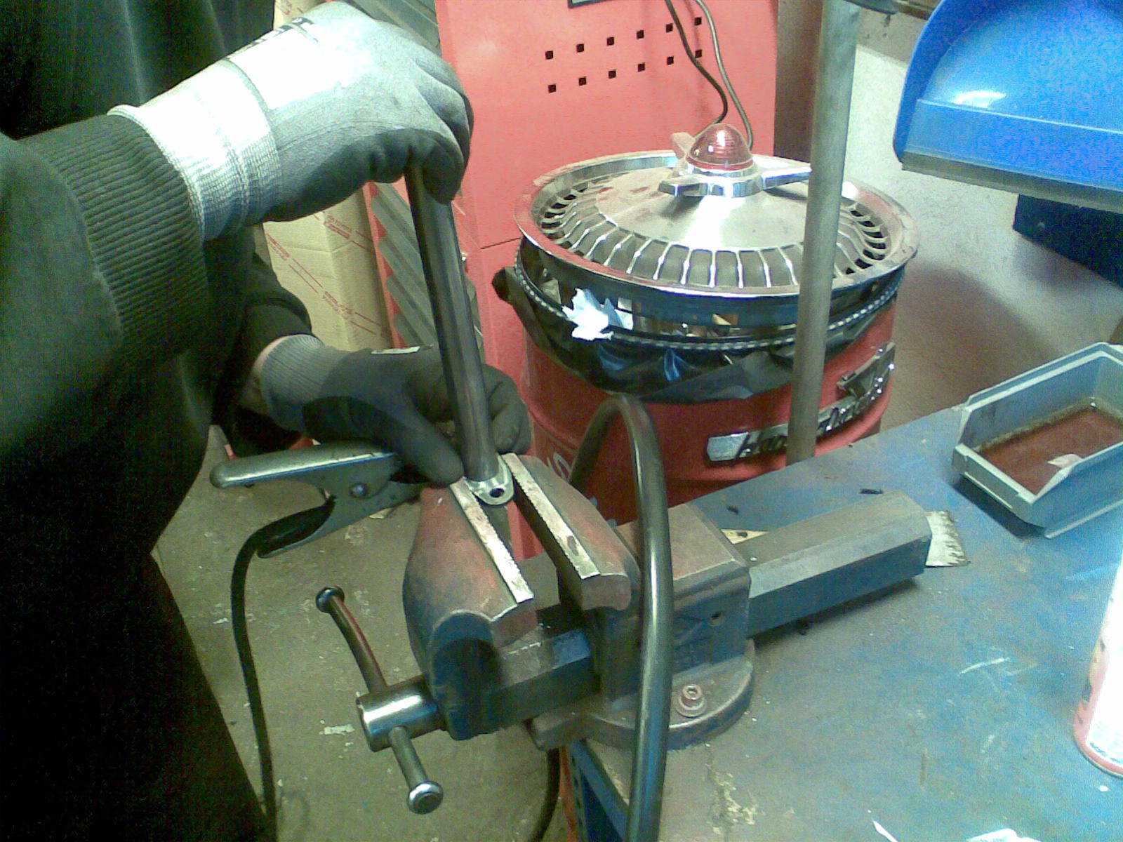 Sveiser flensen fast på et stålrør som vi etterpå forsøker å bøye uten hell=(