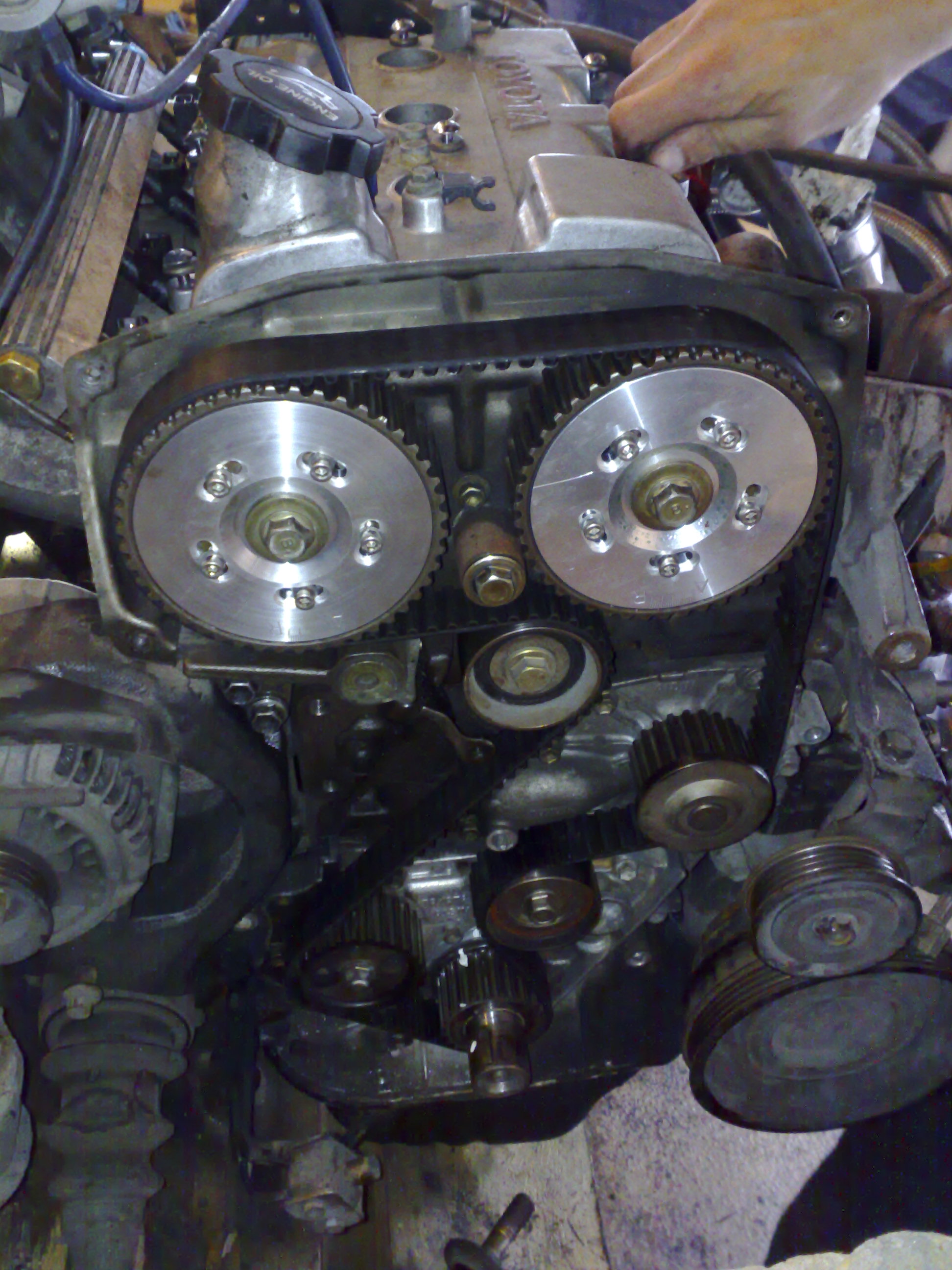 De justerbare kamdrevene er på plass, og reg reima er kommet på igjen. Ferdig justert. +4 grader innsug og -8 grader eksos.