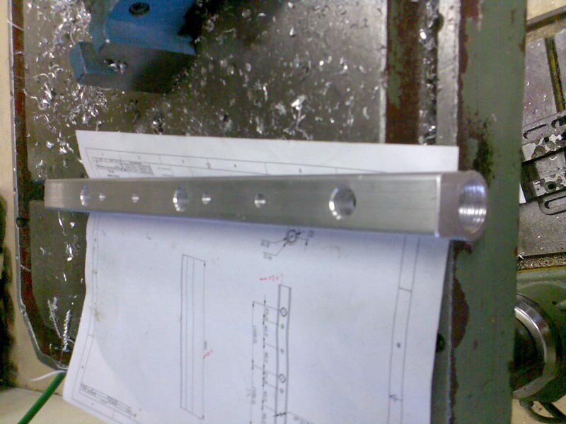 De små hullene er til å bolte fast en brakett som skal feste railen til innsuget