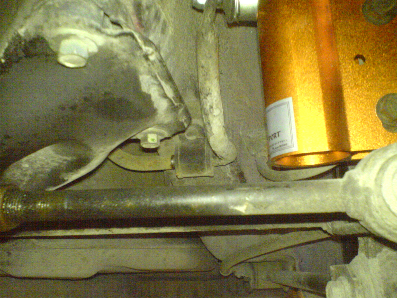 legg merke til foringa og staget . mann ser det blytter seg side veis å venstre sida av foringa