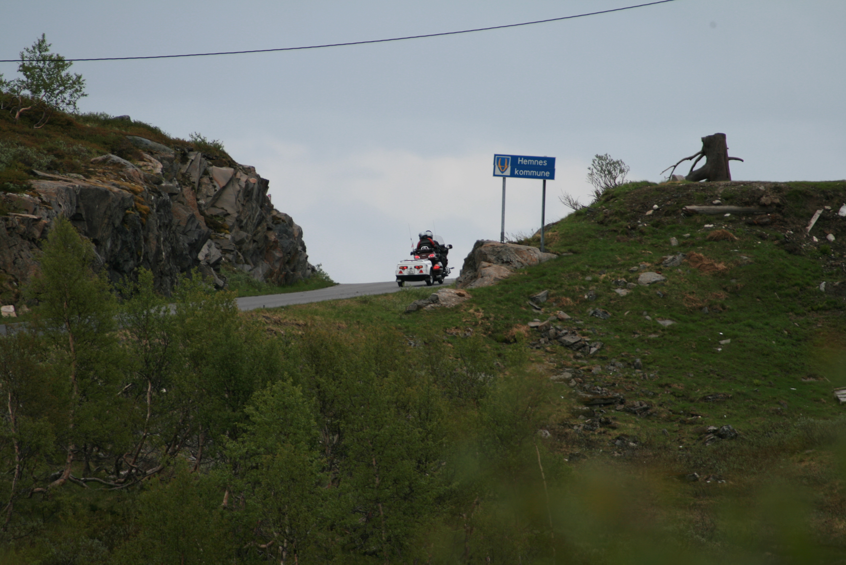 Goldwing med Br.Bombay's SOS på full guffe passerte da vi tok bilder