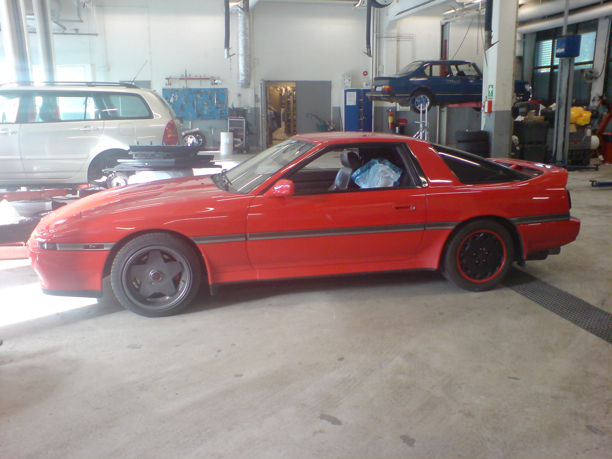 Orginale supra hjul har samme dim som avensis, det hjelper på dekk leting!;o)