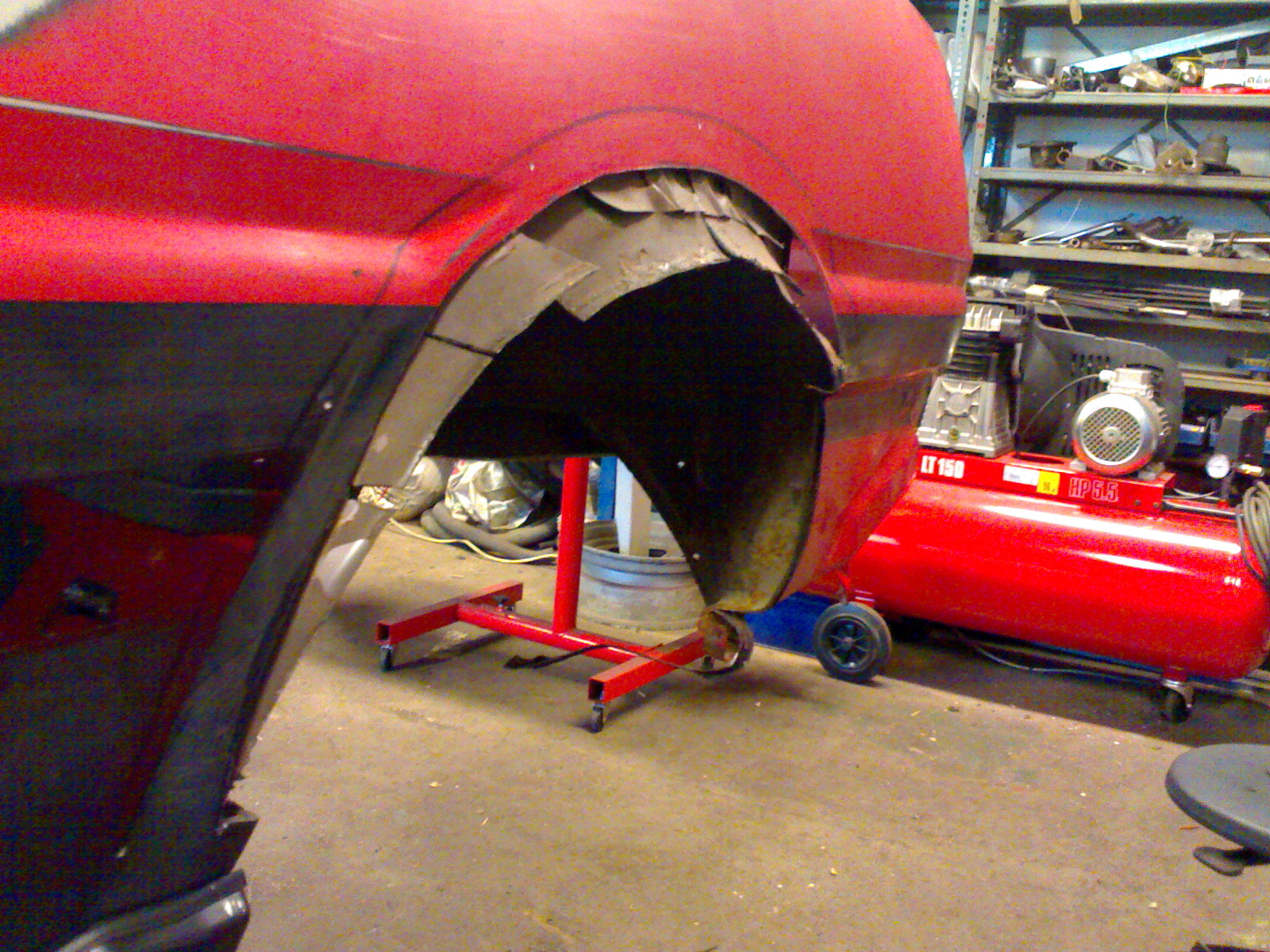 Skjert ut gammel og ihjel rusta hjulbue