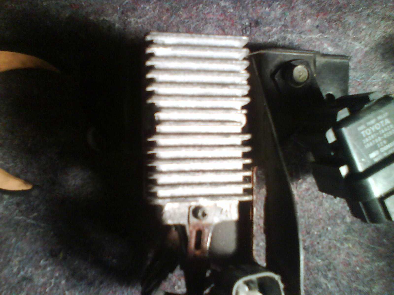 den lille svarte står det fuel pump rele på, men hva er det andre