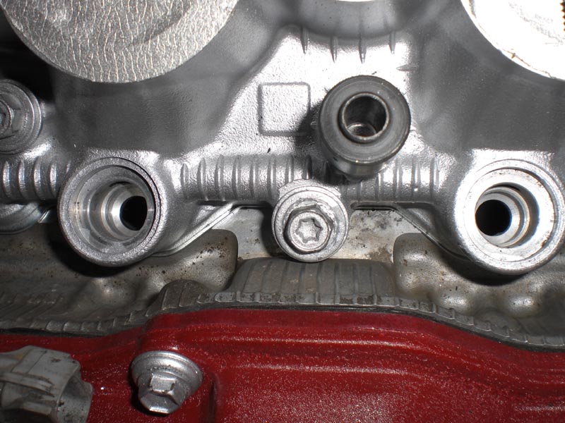 Hull til dysene, borret opp den nederste forsenkingen tidligere i vår, slik at greddy 525cc dysene passer.