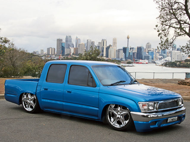 0610mt_07_z+1999_toyota_dual_cab_hilux+front_drivers_side_view.jpg
