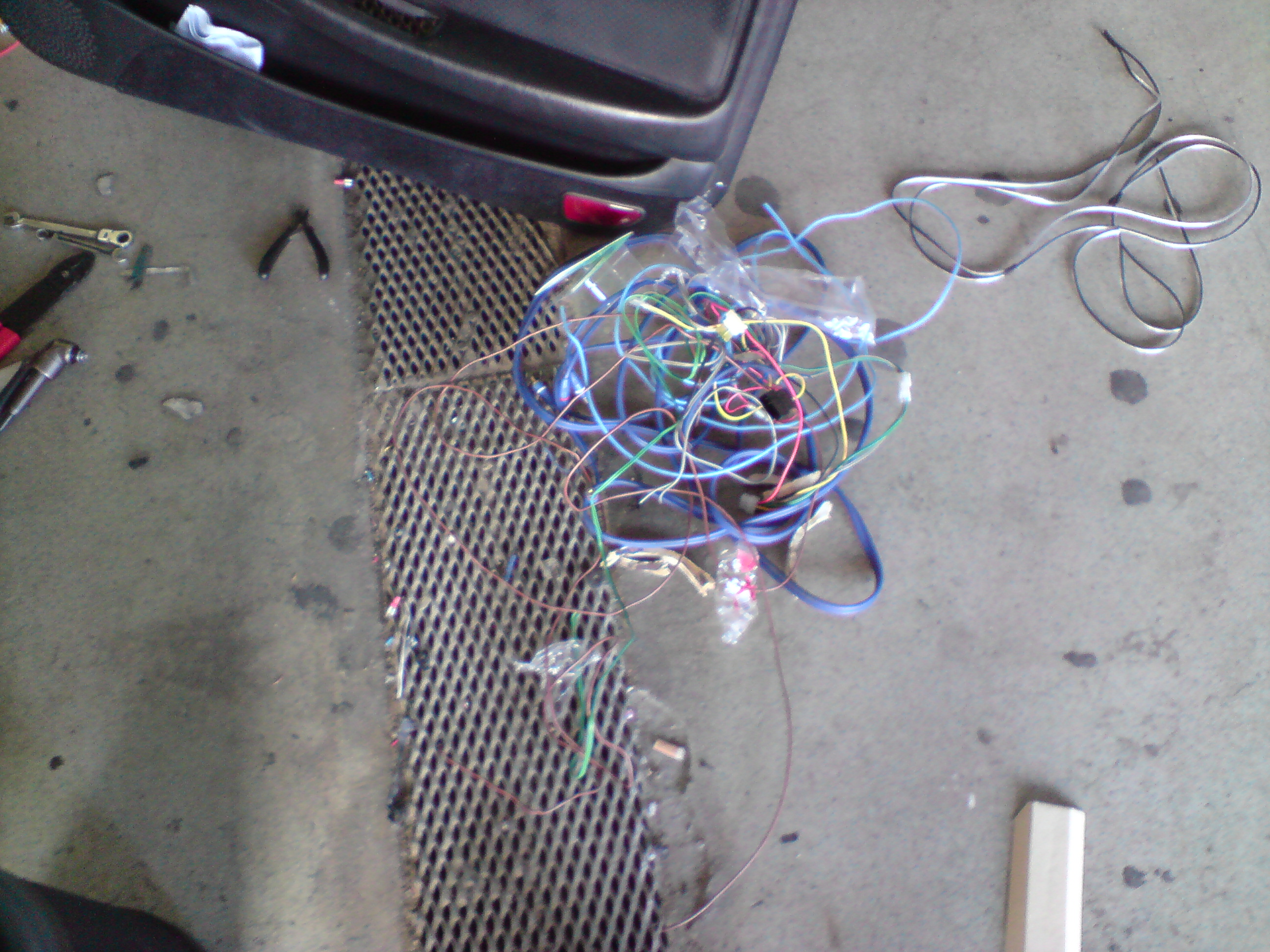 masse ubrukelige kabler og dritt fra det gamle anlegget...