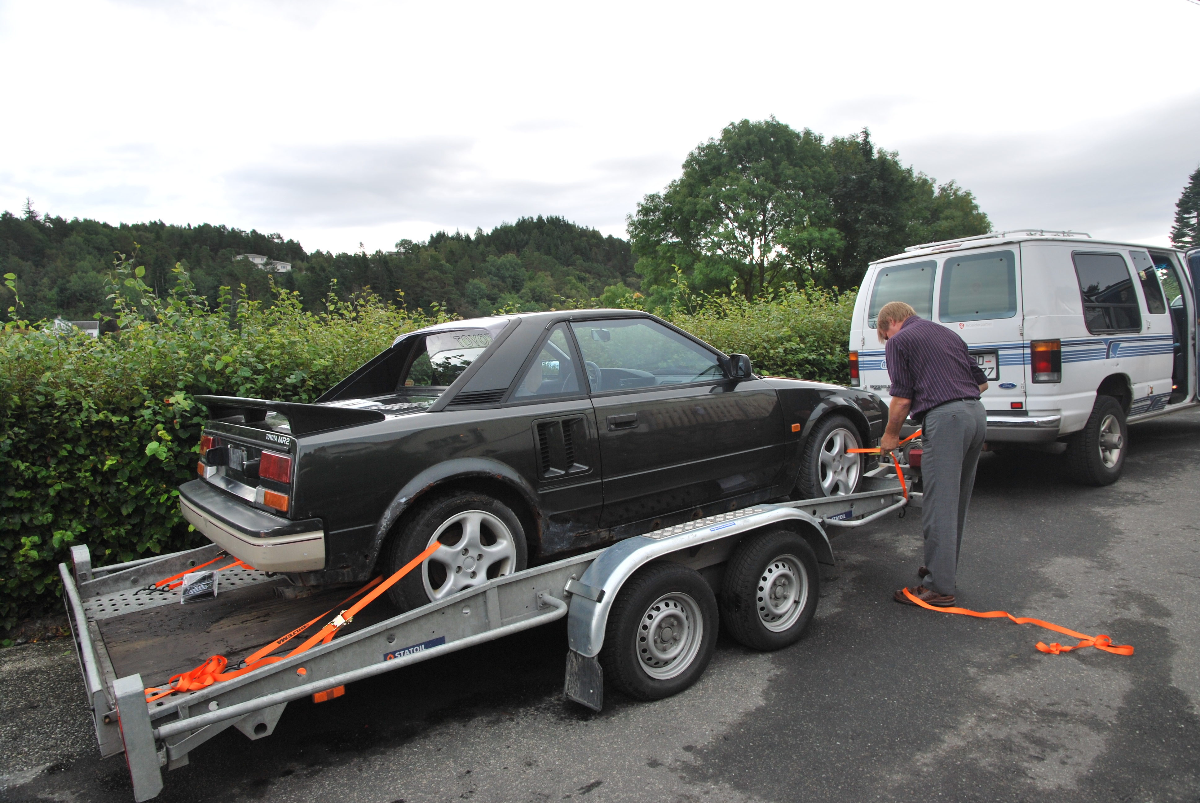 Bilen på plass på hengeren....! spant på vei opp!:P