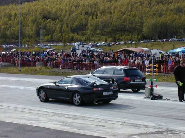 Rett etter start. Audi RS6 i høyre banen.