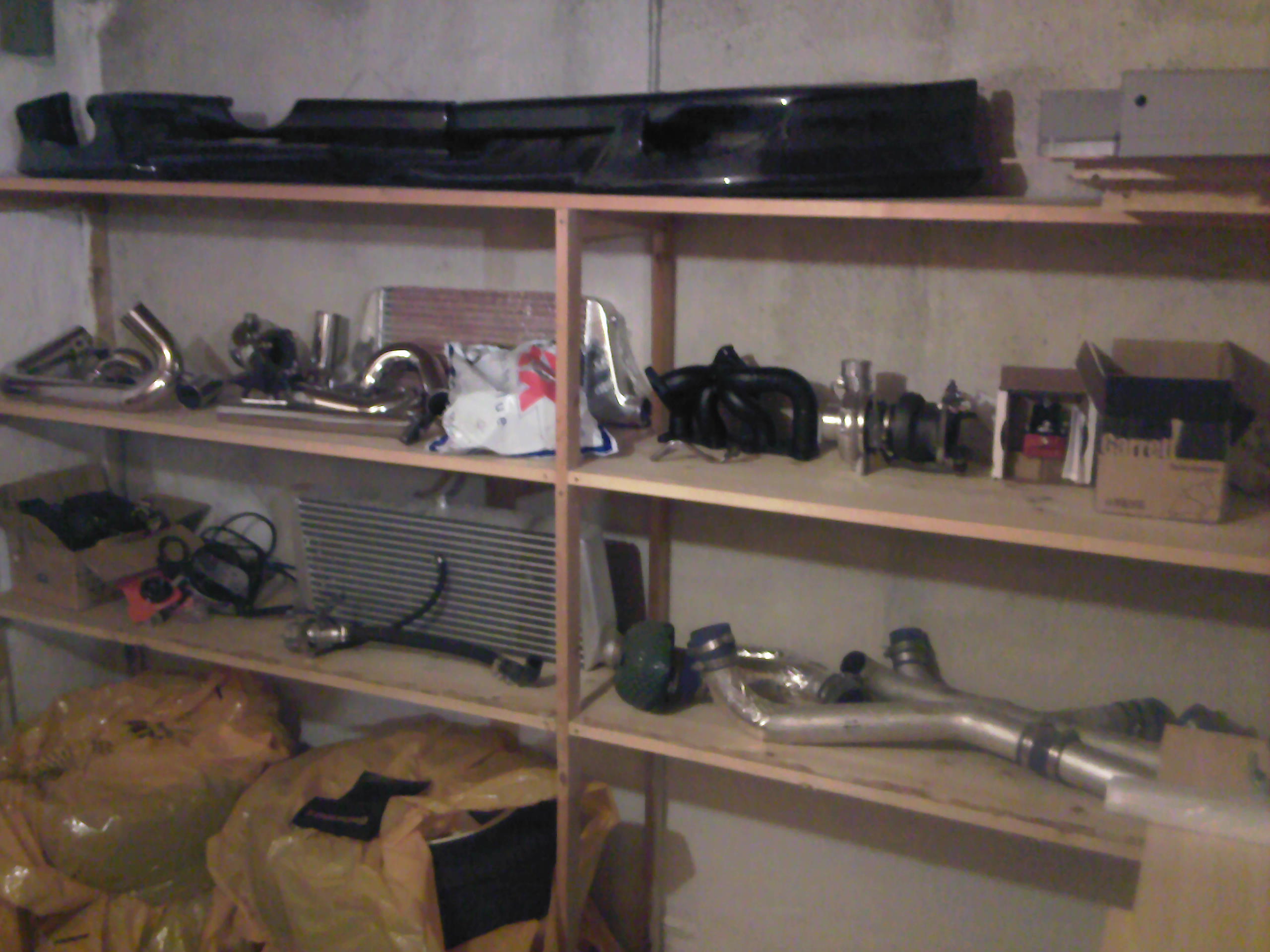 hylle med alt stasjet