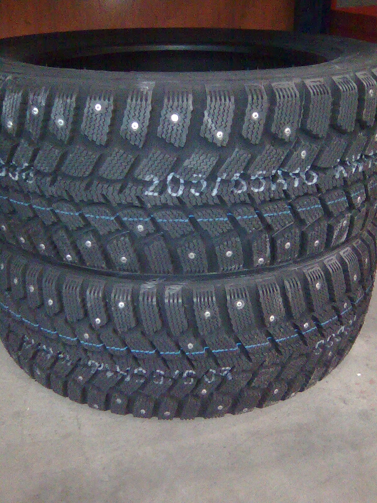 kjøpte forøvrig nye dekk til bilen til vintern... disse anbefales! billig og bra! kuhmo izen 19