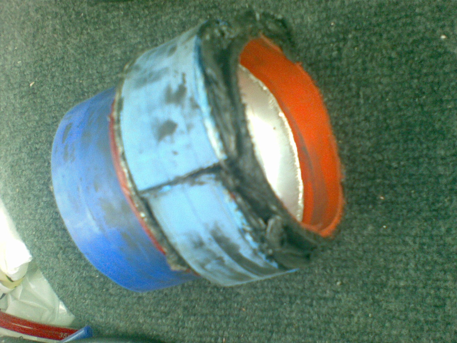 Et ord: JALLAMEKK..en blå slange, noe rød teip, svart fugemasse, en aluring inni den blå slangen og enda en blå tynn slange uttapå alt det andre:p haha