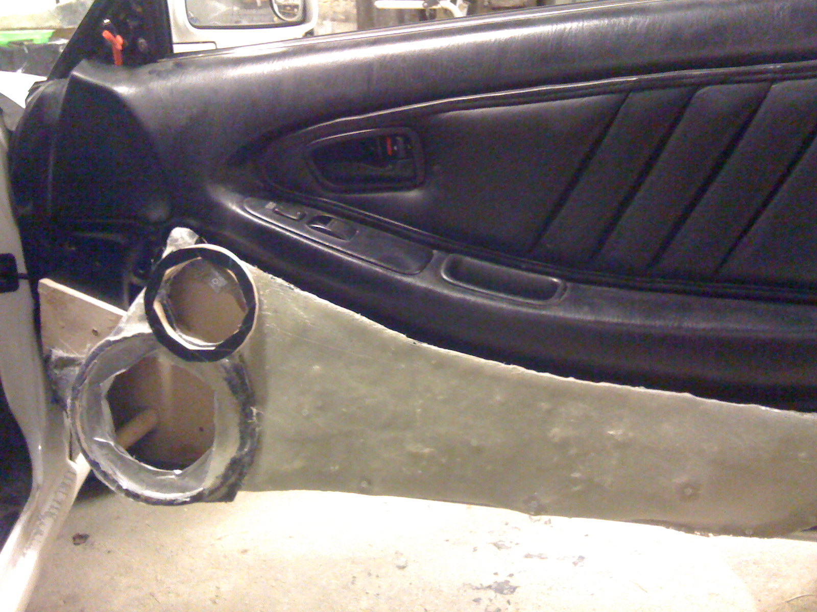 Her er 3&quot; hull skåret ut, samt ett lag med glassfiber er på. Ikke akkurat vakkert enda, men forhåpentligvis blir det bedre med litt flere lag, og noen dager med sparkling og pussing :)