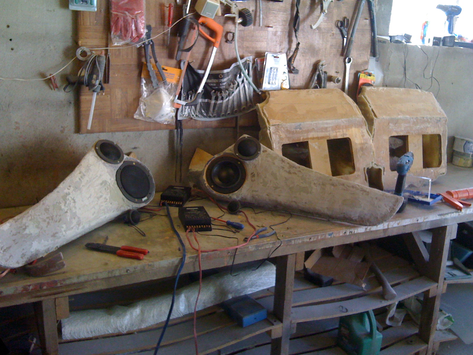 Frontsett kassene nesten ferdig. Testspiller de litt her for å søke etter lekkasjer