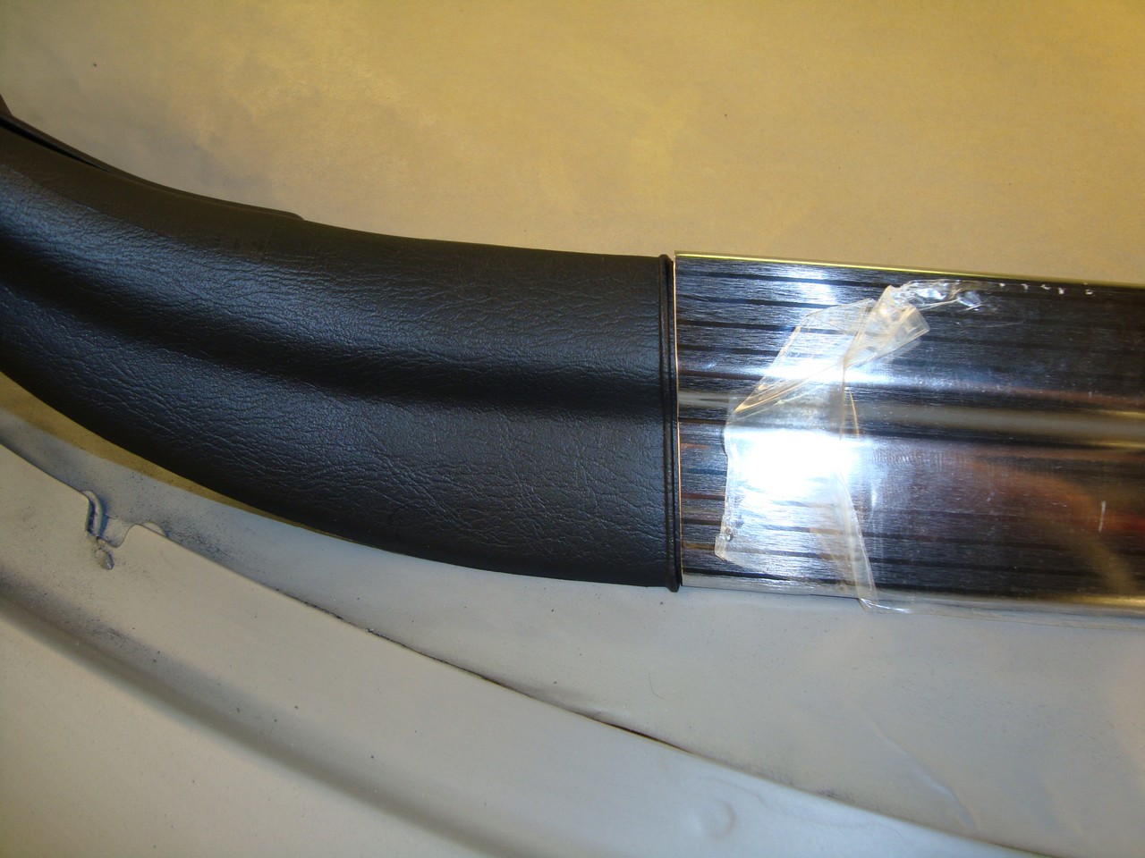 Venstre side med stållister prøvemontert, passer perfekt i utsparinger som er i plast.