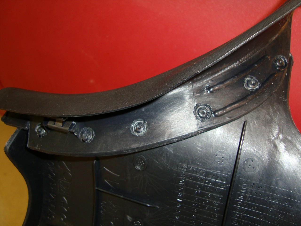 Innerside, mulig å løsne &quot;sveisepunkter&quot; for å bytte sparkleplate hvis det er nødvendig.