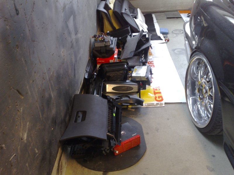 Masse deler er plukket ut av bilen.