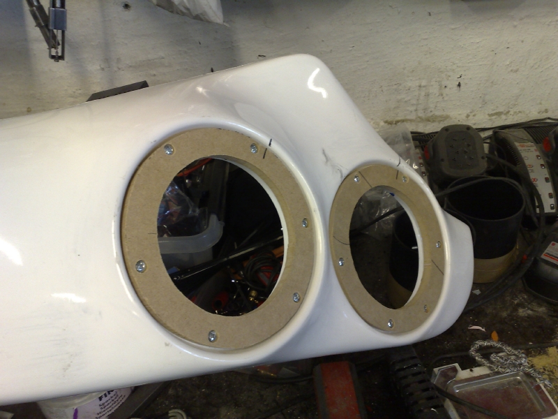 Treringer for å skru fast høyttalerne i glassfiberen.