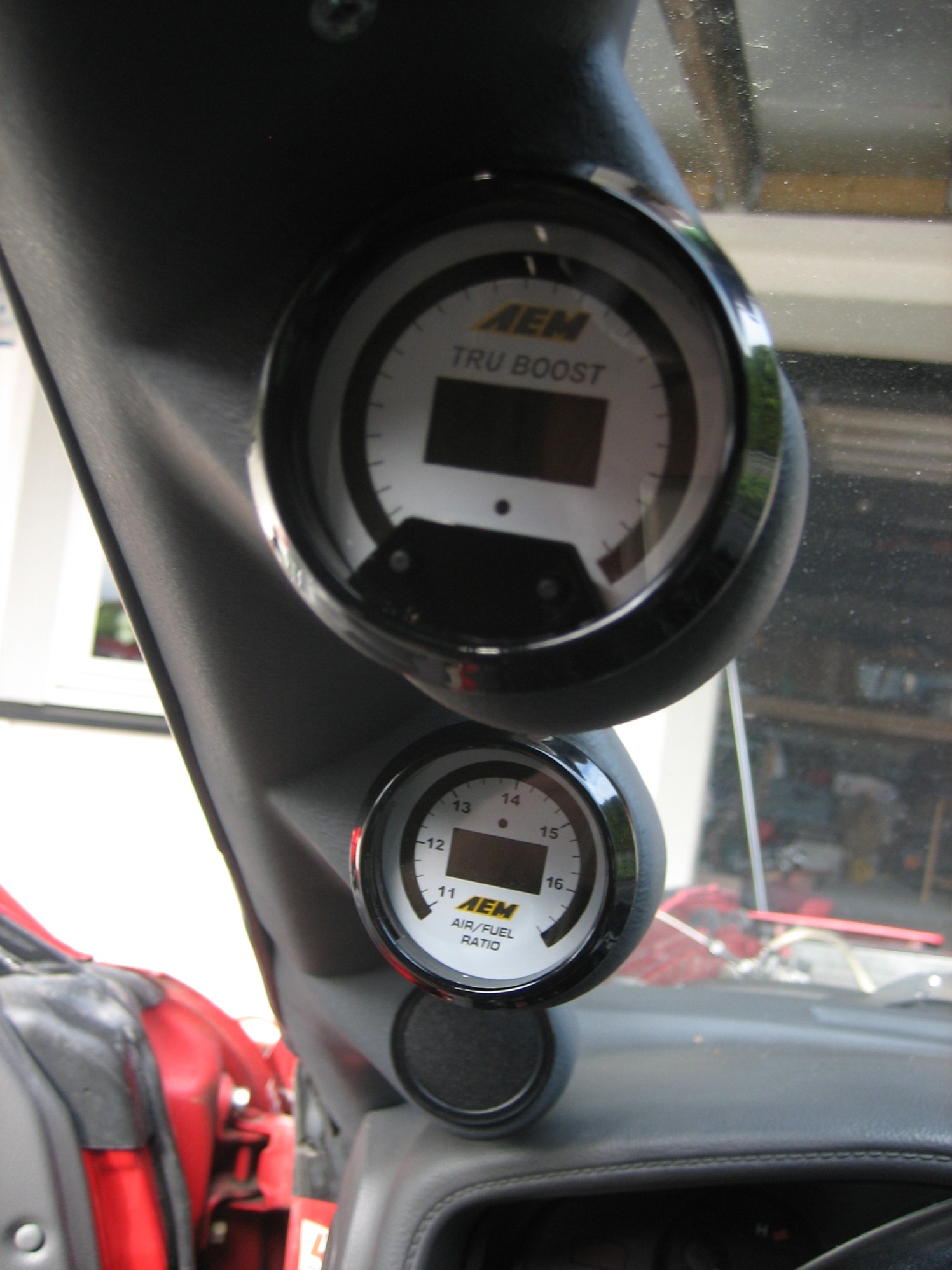 Aem UEGO og Boost Controller på plass