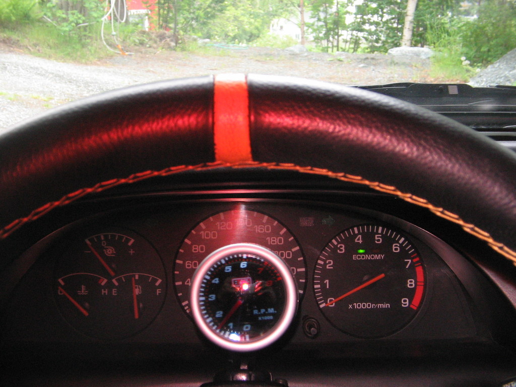 Klomsete bilde, fra setet dekker den kun midten av speedometer ;)