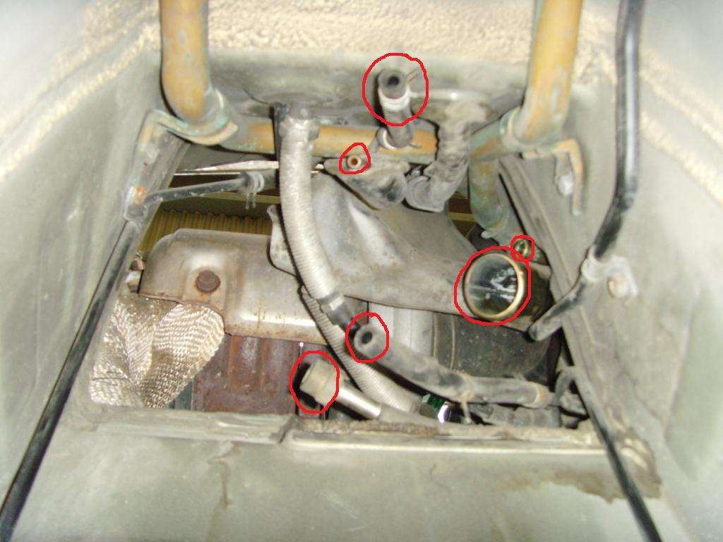 Har ringa rundt de slangene som må kobles fra  før man tar ned tanken.