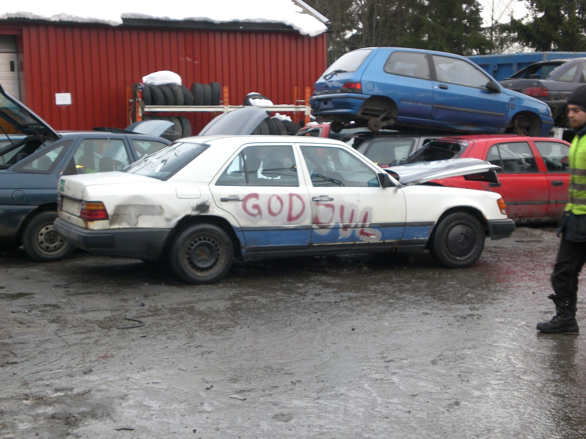 Siste bildet, sto utafor stokstad og burna rett før jeg leverte den, pga rusthull i bagasjerommet var bilen full av røyk når jeg leverte den:)