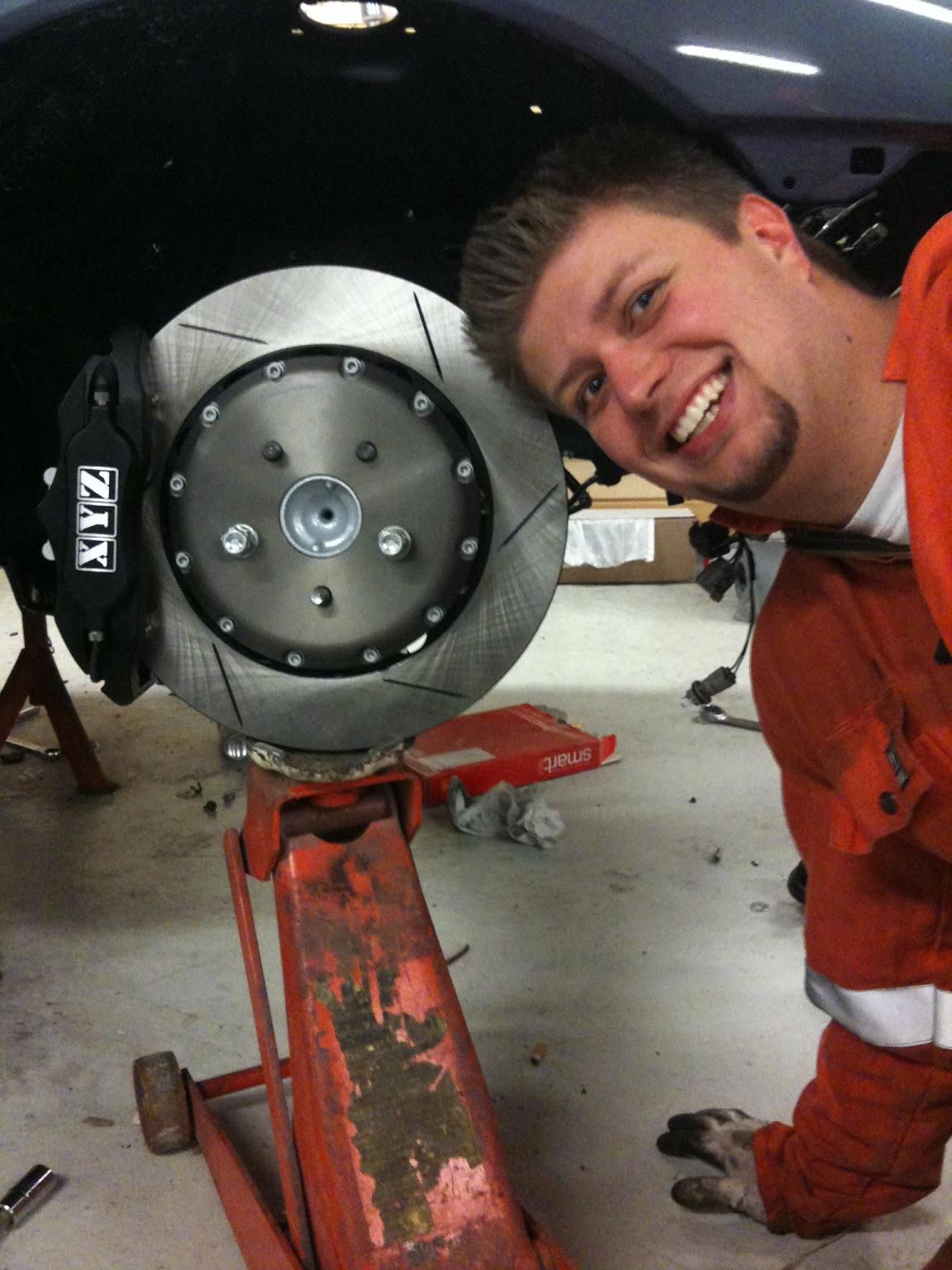 Morten stilte gladelig som modell :) 355 6 pot  foran.bremser bak kommer når de er laga :/