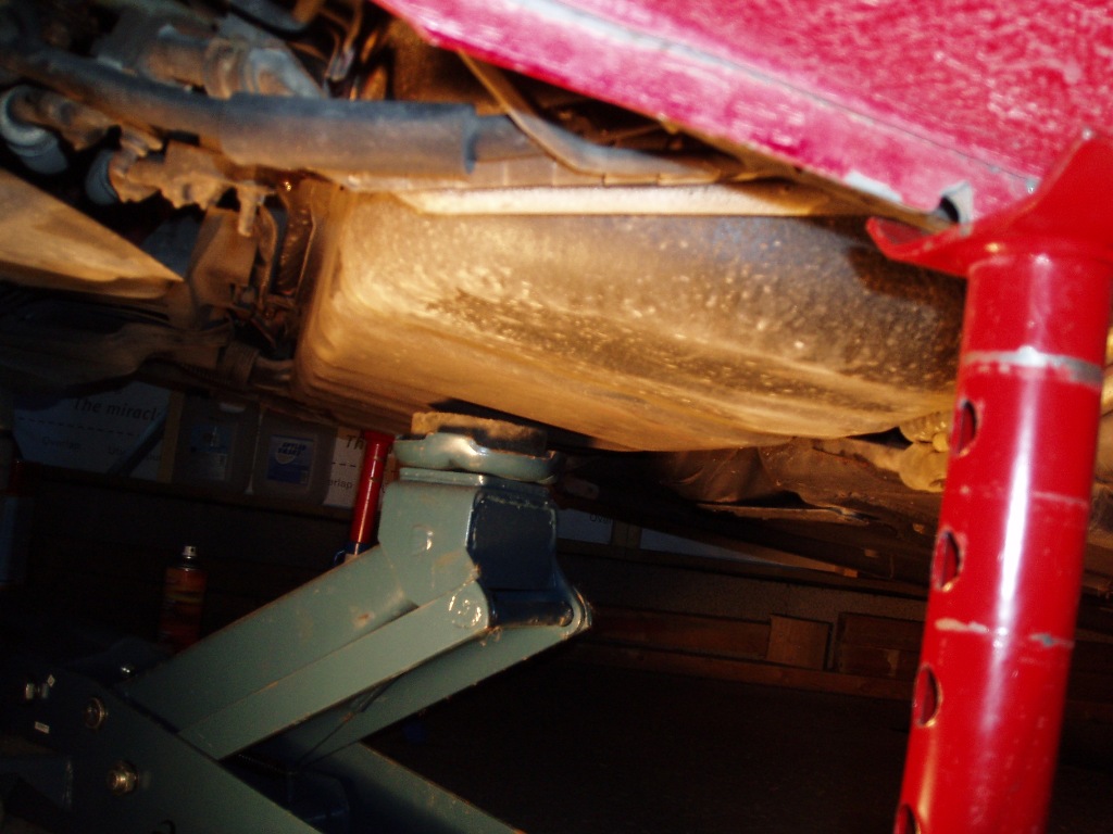 jeg løsnet bare tanken og senket den såpass ned med jekken at jeg kom til, gadd ikke ta den helt ut