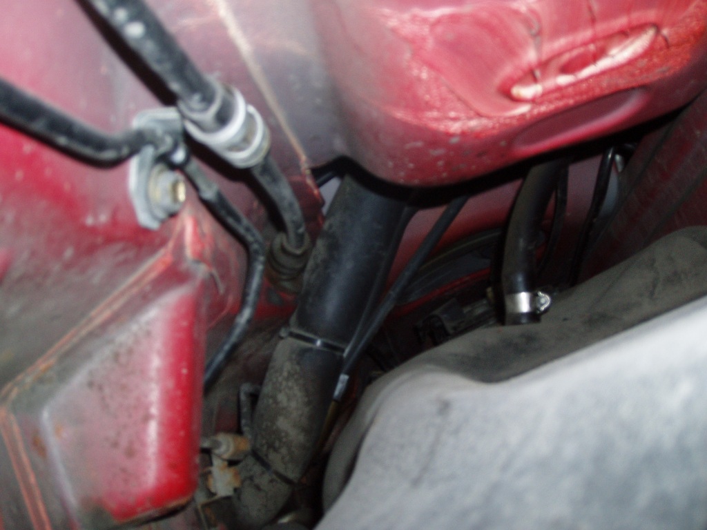 helt bortest er gummimansjetten som sitter på kabelen og tetter hullet i torpedoveggen