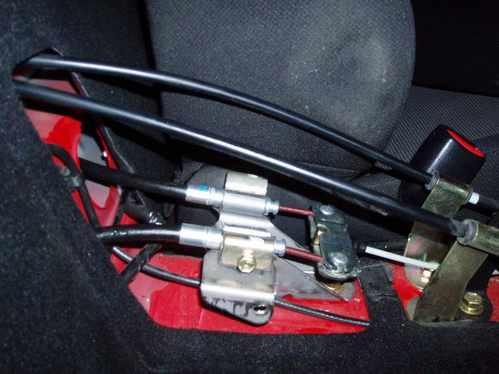 og endelig to nye kabler ferdig montert inne i bilen