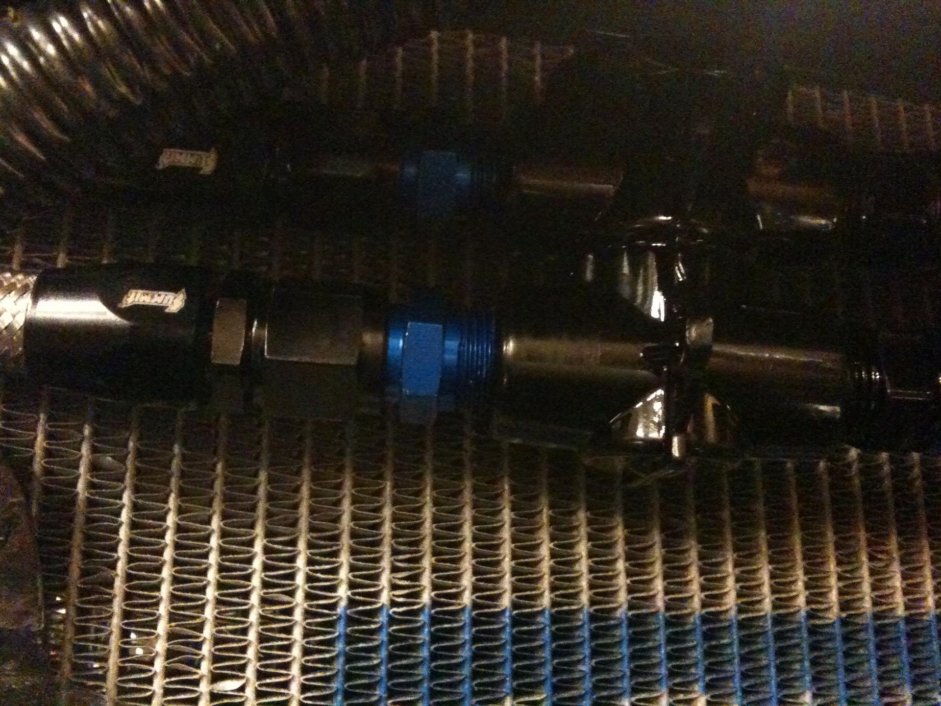 Thermostat under blåseplata før oljekjøler lakka og montert :)