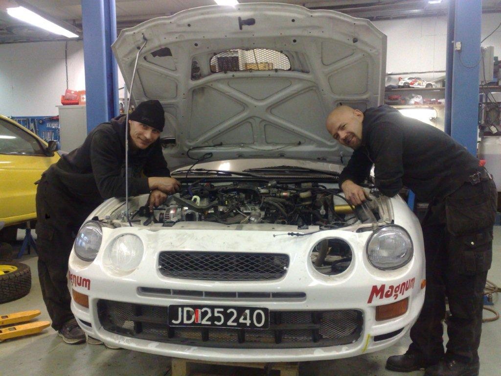 Da er motor/girkasse og forstilling på plass i bilen :-)