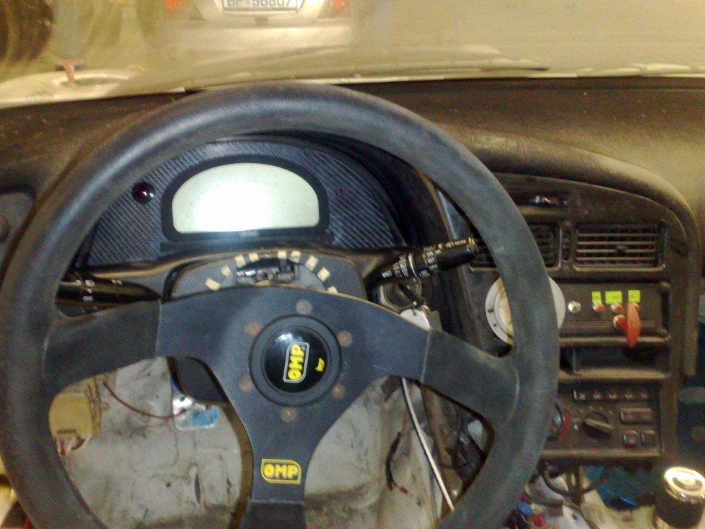 Motec dash logger er montert.