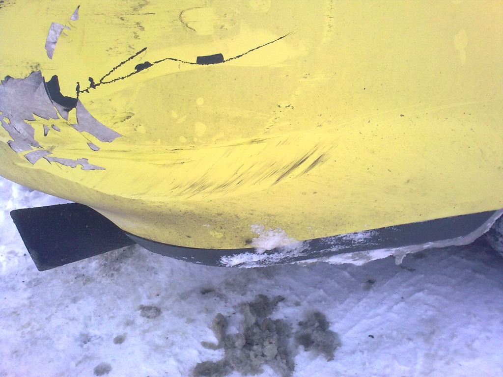 se på &quot;sporene&quot; nede til høyre, ser ut som dekk merker...