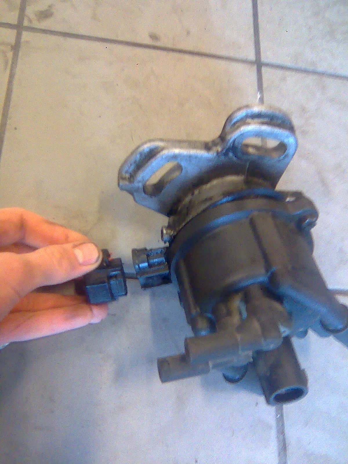 her skal ledningen stå på fordeleren.