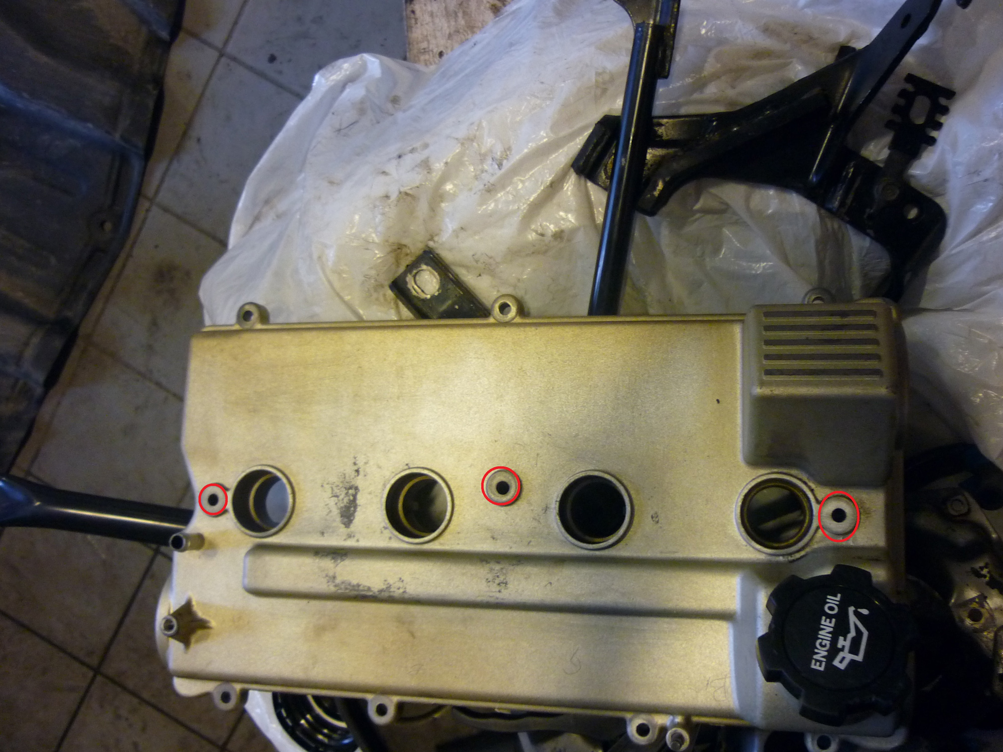 Plassering av toppdekselskruer, de lange skal i midten.