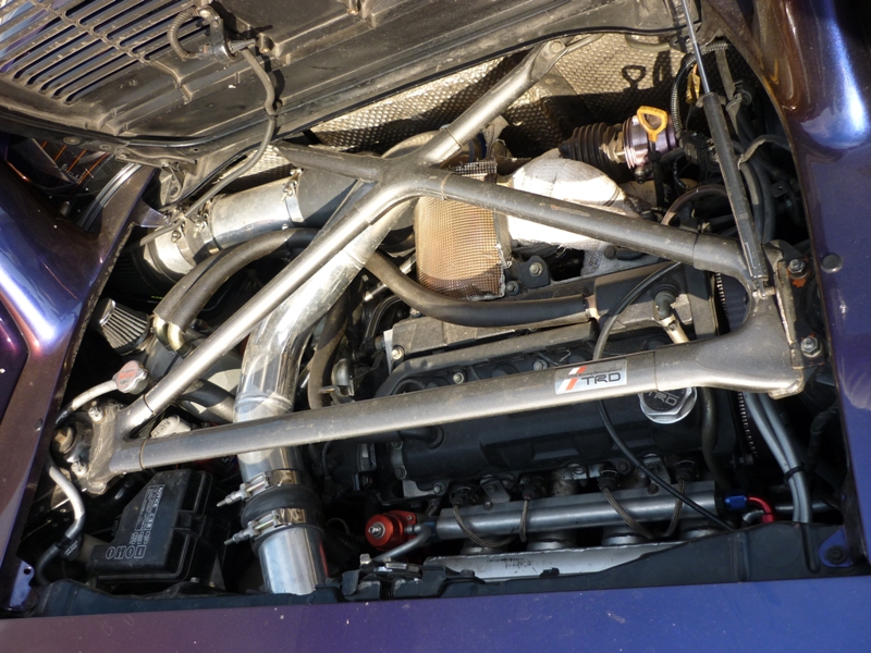 Sånn ble motorrommet i år. Nytt turbo-rør, lagde varmeskjold over eksosmanifold av noen kasserte skjold fra en helikoptermotor (effektive!) og fikk på plass TRD tårnstag