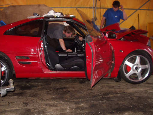 Lars Erik har lurt seg med på de fleste bildene :)   Lars erik (SW20) inni bilen og en annen kompis utenfor..