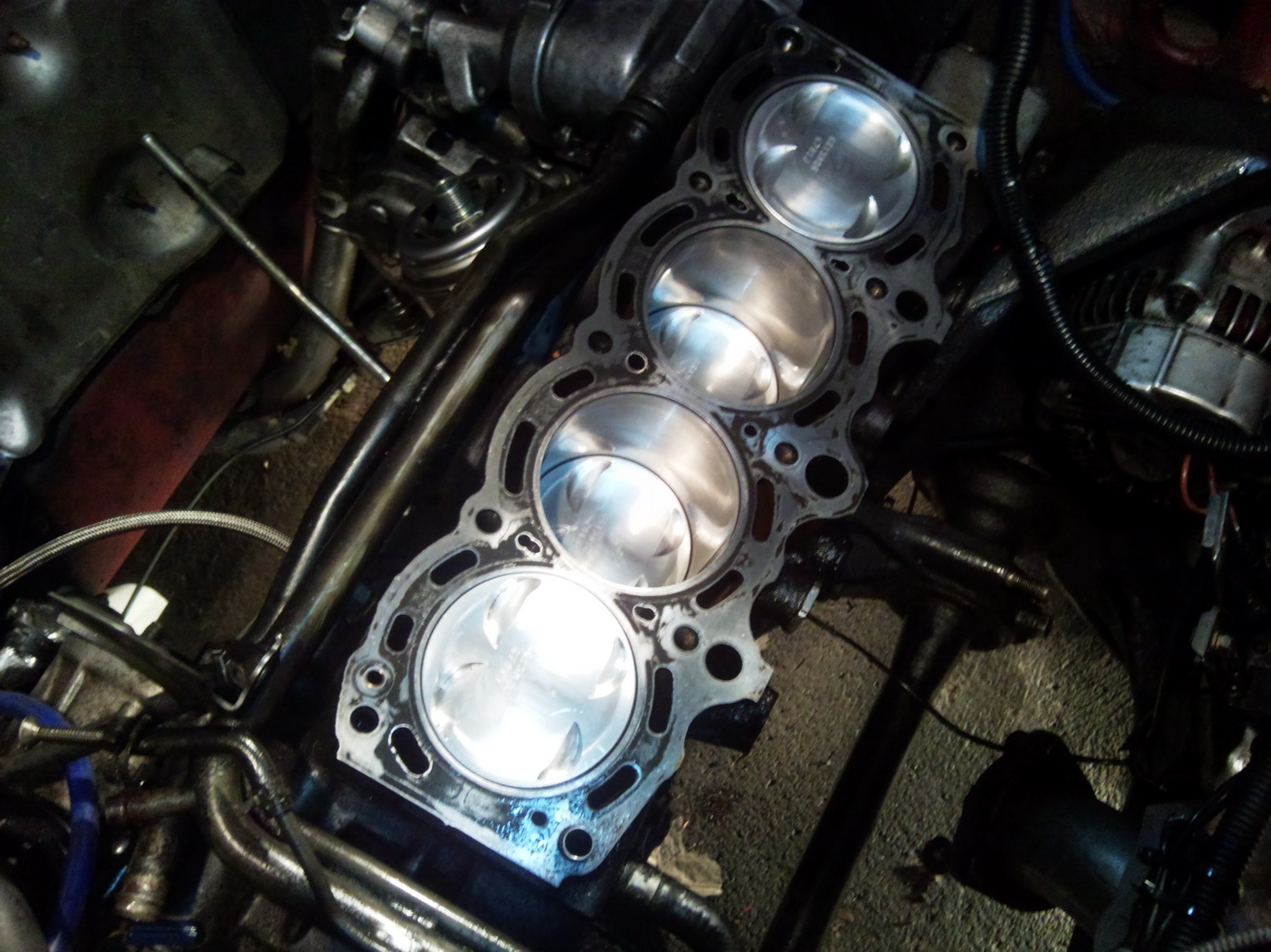 Cylinderene er honet, og stemplene er på plass.