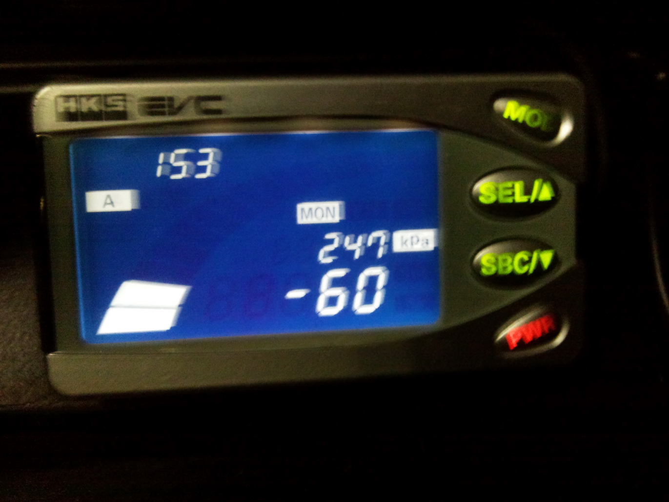 Turbo trykk på 2,5 bar. (mapping) Med vann/meth innsprut og knock detection. Ingen tenningsbank faktisk.