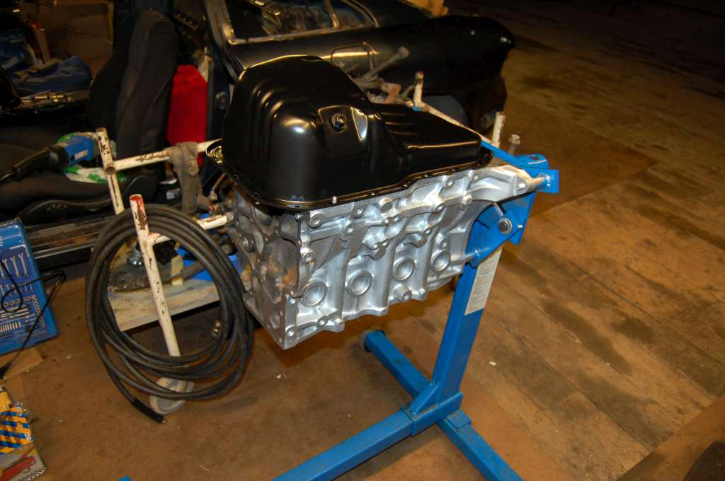 SPØRSMÅL: Syntes dere jeg burde lakke bunnpanna i sølv også? Ser kanskje litt snodig ut med sølv motor og svart bunnpanne? (Jada, vet at dette er en motor som ikke kommer til å syntes mye uansett, men alikevel...)