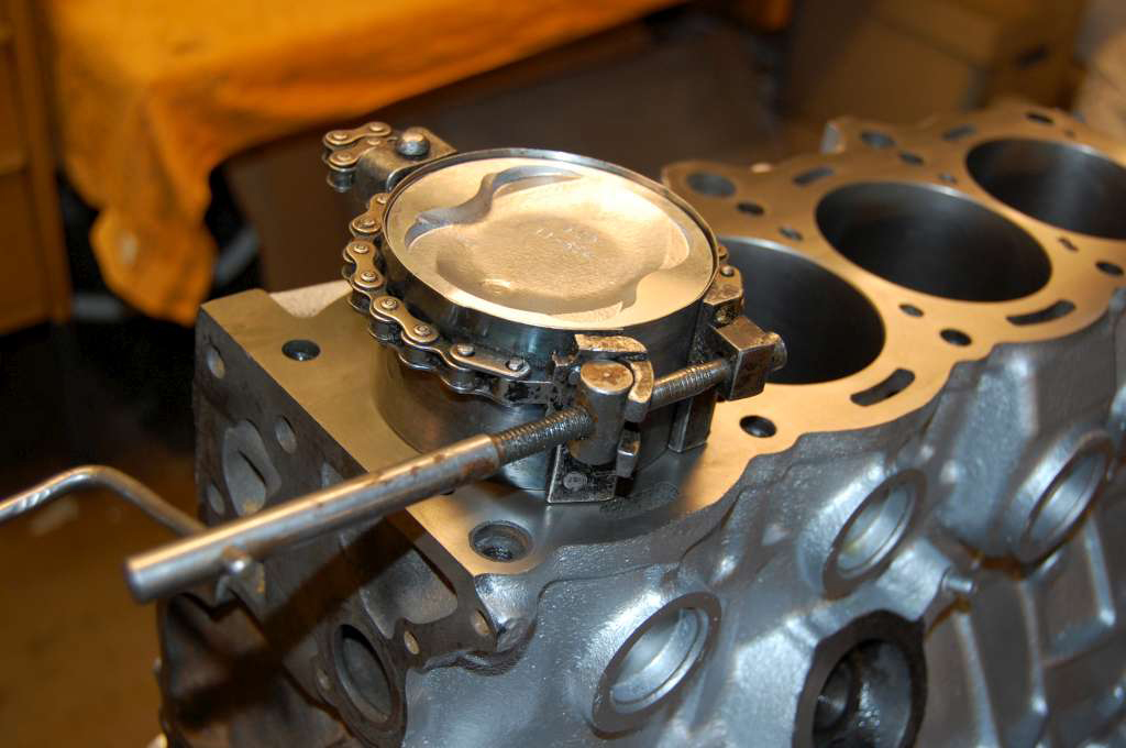 Da er veiva på plass og stempla skal nedi. Er veldig gla for at jeg har en onkel som har alt mulig rart liggende på gården - her hadde han et stempelinnsetningsverktøy (eller hva det heter) som fungerte ypperlig!