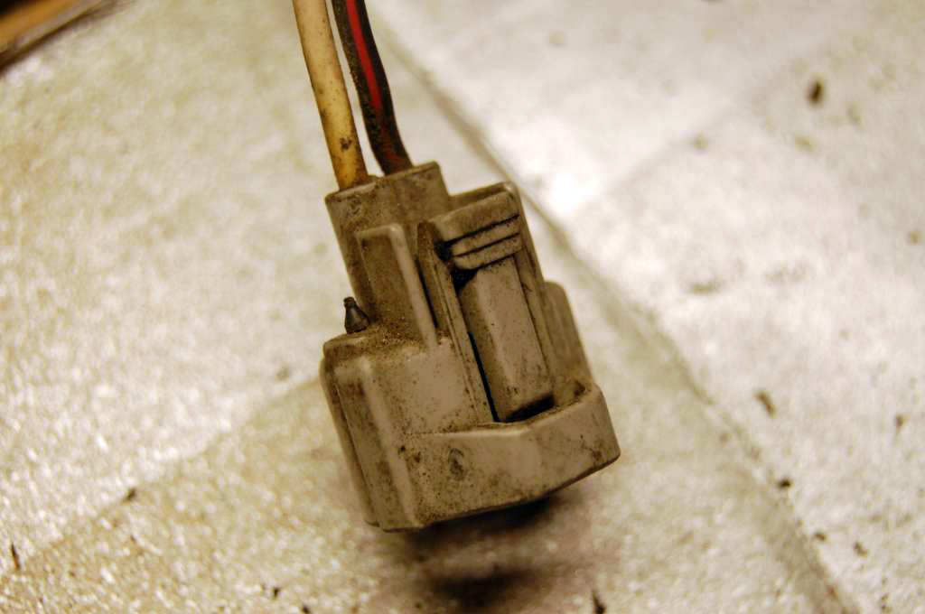 Her er f.eks. pluggen til den ene injektoren, møkkete og fin - pluss at kabelen var morken så plasten datt av ved brekasje...