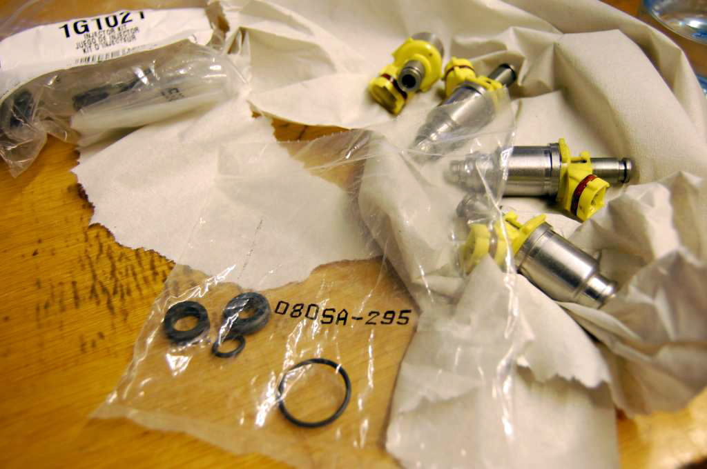 Gikk også over injektorene og vasket dem i bensin og fikk satt på nye pakninger.