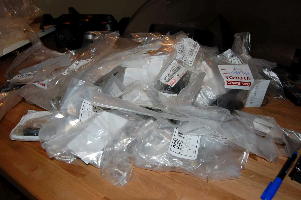 En liten porsjon av originaldelene jeg fikk levert. Ble vel en 160 forskjellige DELENR til slutt...