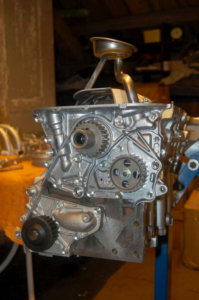 Vannpumpe og oljepumpe på plass. Så reint har det vel ikke vært siden motoren kom ut fra Toyota i 1992 ;)